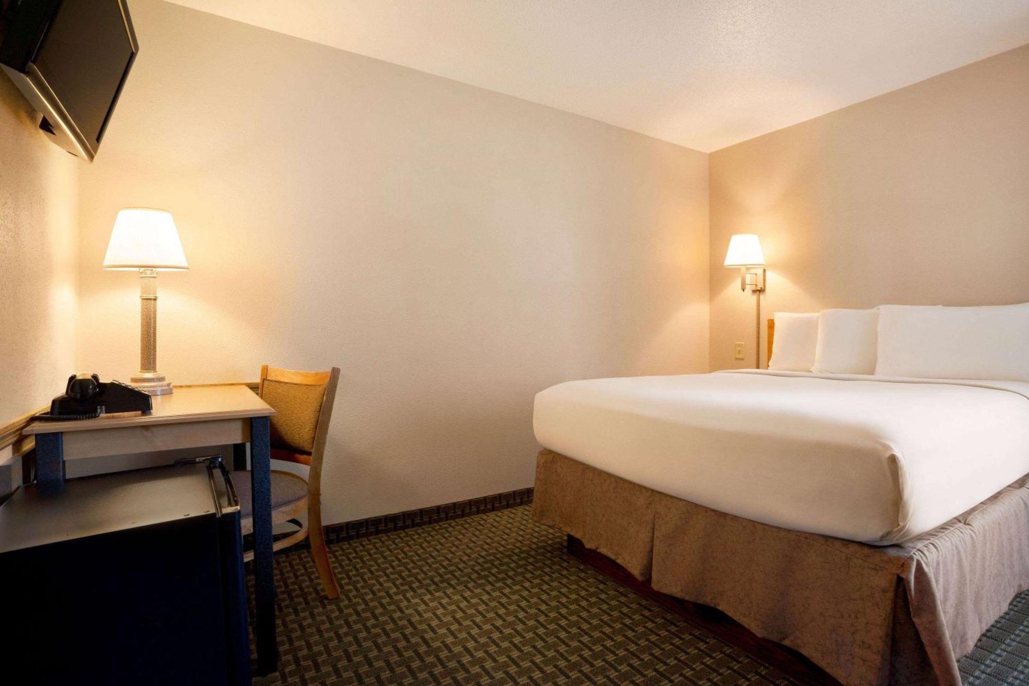 Travelodge By Wyndham Edgemont Экстерьер фото
